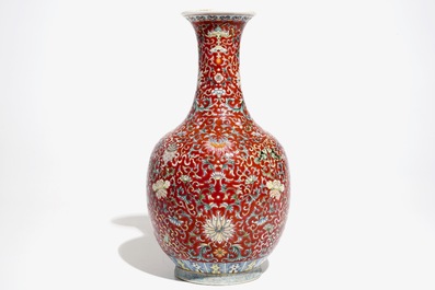 Een Chinese famille rose flesvormige vaas met rode fondkleur, Qianlong merk, 19/20e eeuw